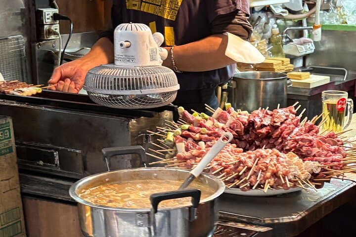 Tokyo: Shinjuku Bar Hopping & Night Walking Tour