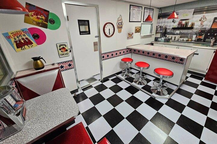 Terug naar de Diner Puzzle Room Experience