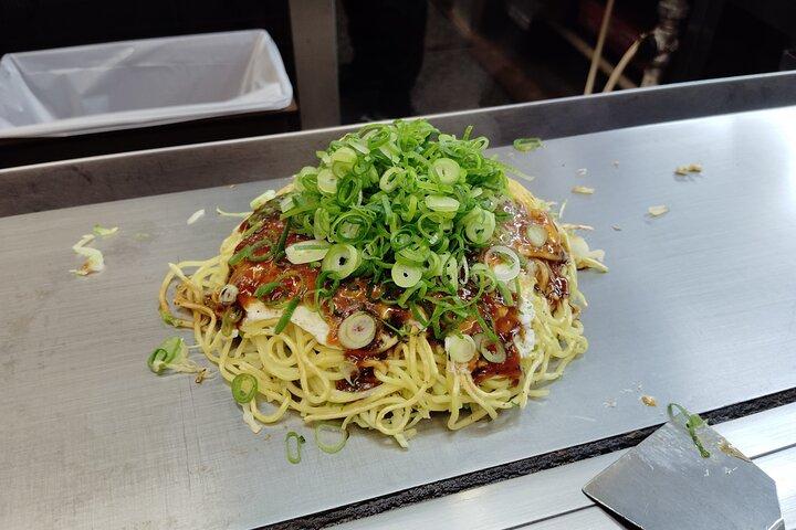 広島：お好み焼きホッピングツアー～2つのローカルスタイルを比較