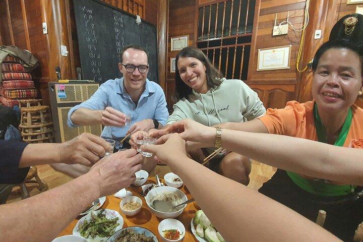 Taste of Dien Bien Phu Nattmatstur med motorcykel