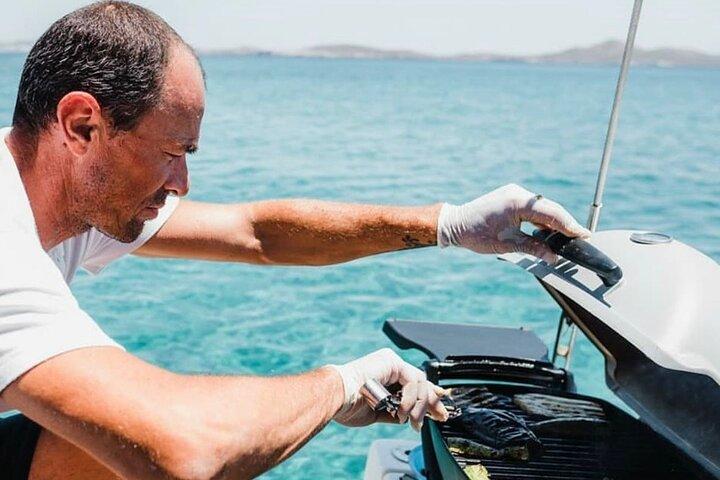 Mykonos : Crucero privado en catamarán—Almuerzo & bebidas ilimitadas