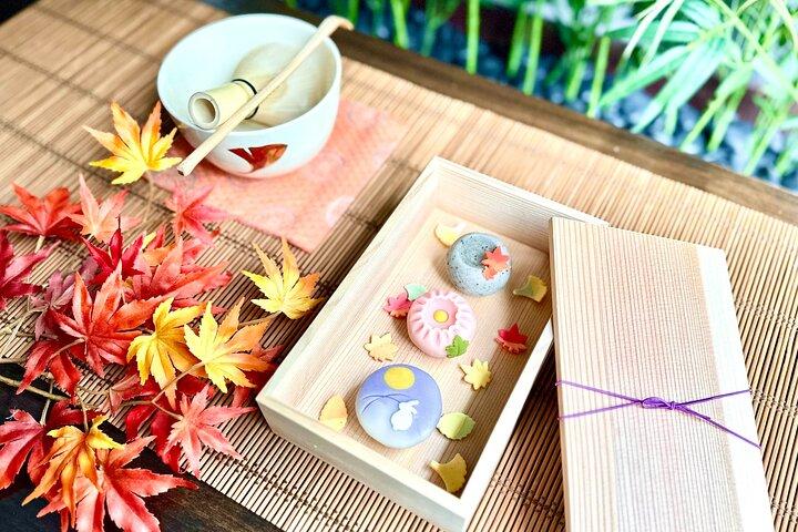 プライベートスタジオでお茶を飲みながら和菓子作り