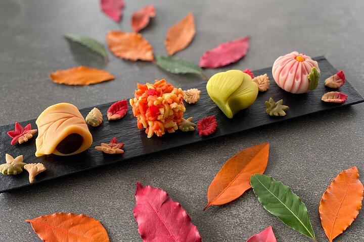 プライベートスタジオでお茶を飲みながら和菓子作り