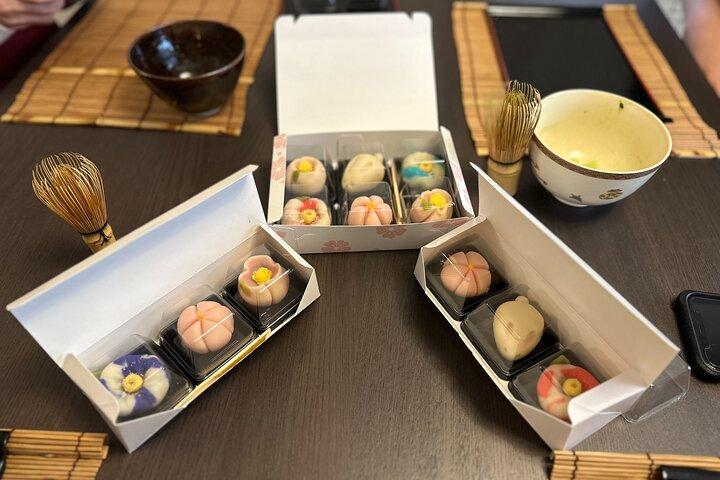 プライベートスタジオでお茶を飲みながら和菓子作り
