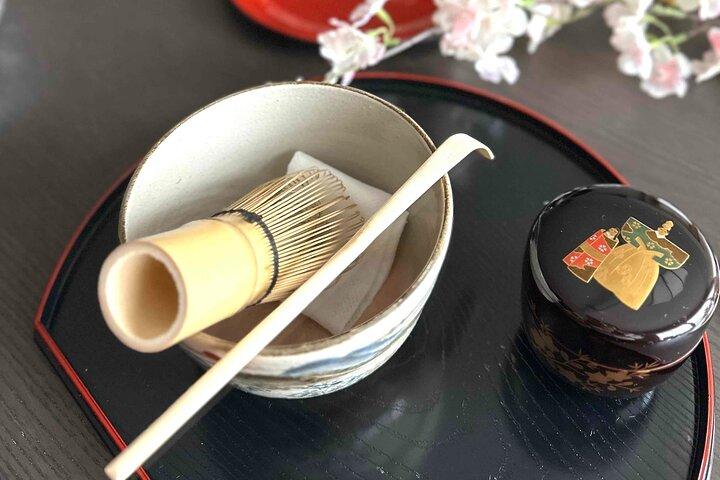 プライベートスタジオでお茶を飲みながら和菓子作り