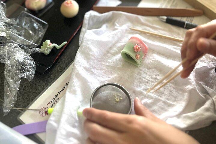 プライベートスタジオでお茶を飲みながら和菓子作り