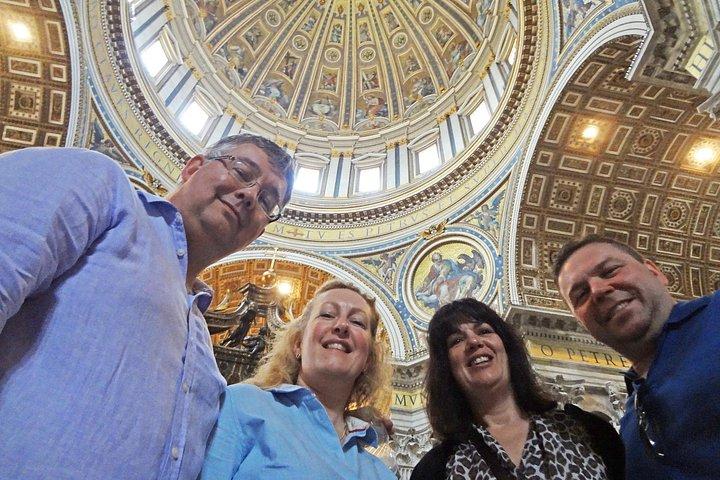 ローマのベストバチカンシスティーナ礼拝堂＆コロシアムを含む1日ガイド付きツアー