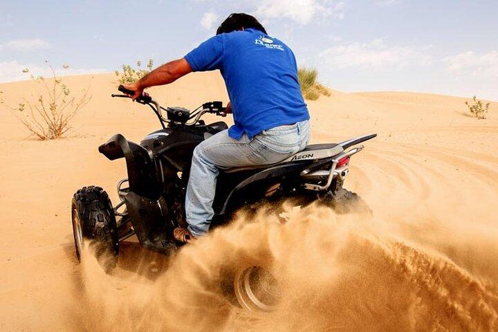 Tour safari dans le désert de Dubaï avec quad pendant 60 minutes et dîner barbecue.