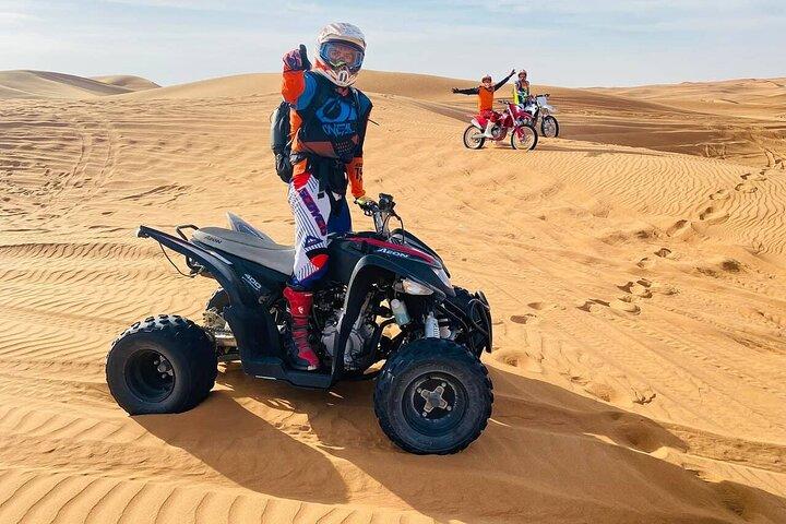 Tour safari dans le désert de Dubaï avec quad pendant 60 minutes et dîner barbecue.