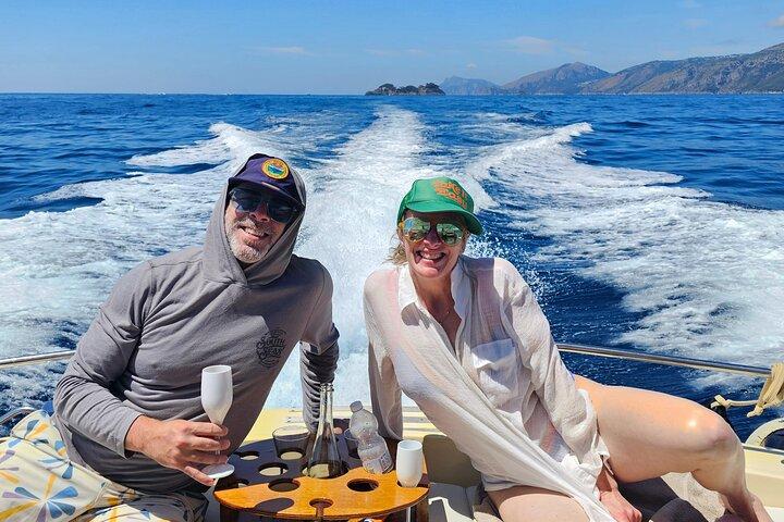 Tour privato in barca lungo la Costiera Amalfitana o Capri da Salerno