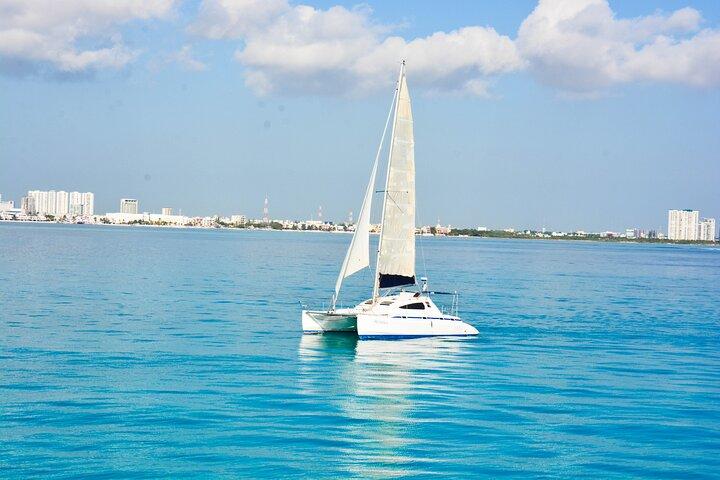 Catamarán Isla Mujeres desde Cancún con barra libre y almuerzo