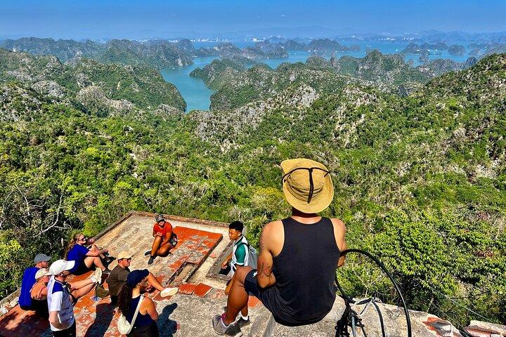 Puesta de sol en la bahía de Lan Ha a la aldea de Viet Hai para mirar la bahía de Ha Long