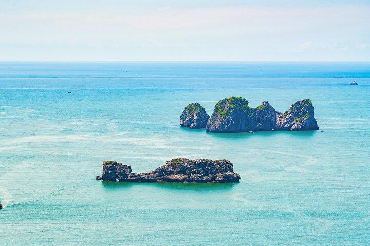 Puesta de sol en la bahía de Lan Ha a la aldea de Viet Hai para mirar la bahía de Ha Long