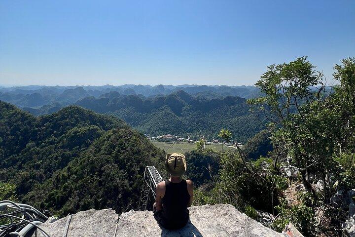 Puesta de sol en la bahía de Lan Ha a la aldea de Viet Hai para mirar la bahía de Ha Long