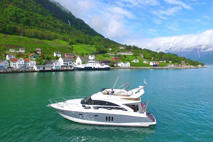 Bergen til Hardangerfjord VIP-bil + privat yacht Fjordcruise