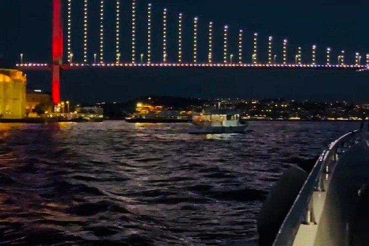 イスタンブールボスポラスナイトクルーズ（音楽＆ワイン付）