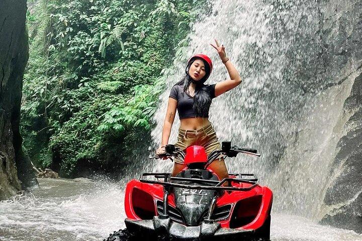川、田んぼ、トンネル、滝を抜けるKuber ATV Bali