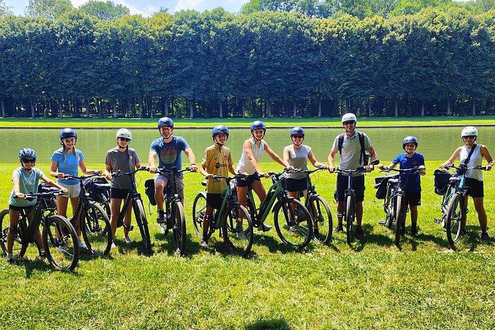 電動自転車でパリからヴェルサイユへ：マーケット、ピクニック、宮殿
