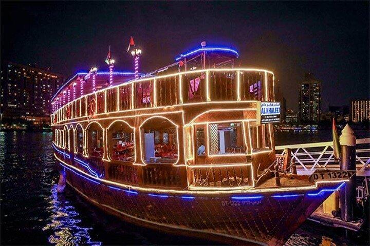 Luxury Dhow Dinner Cruise i Dubai Marina med live underholdning
