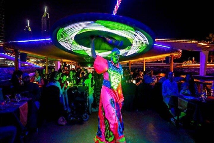 Luxus Dhow Dinner Cruise in Dubai Marina mit Live-Unterhaltung