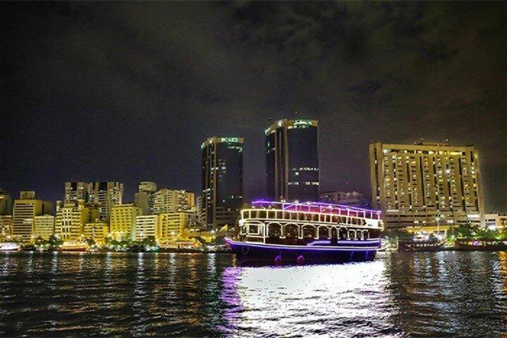 Luxus Dhow Dinner Cruise in Dubai Marina mit Live-Unterhaltung