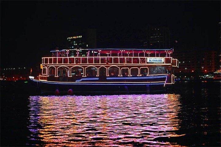Luxus Dhow Dinner Cruise in Dubai Marina mit Live-Unterhaltung