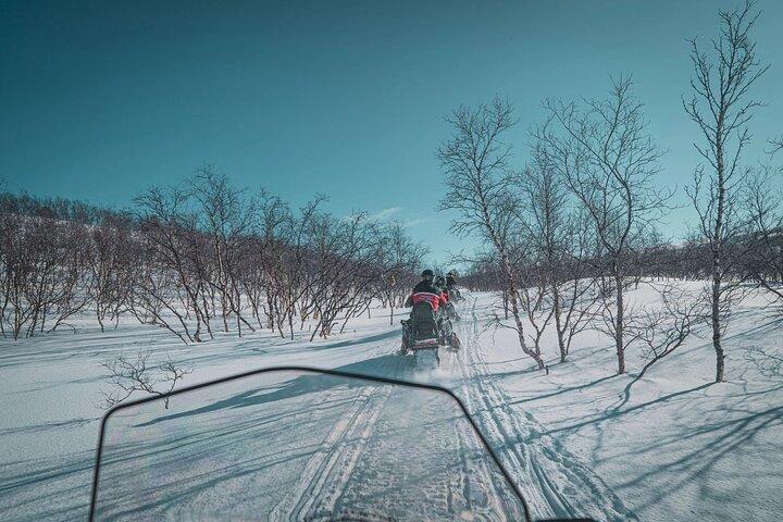 Aventura en moto de nieve y pesca de hielo