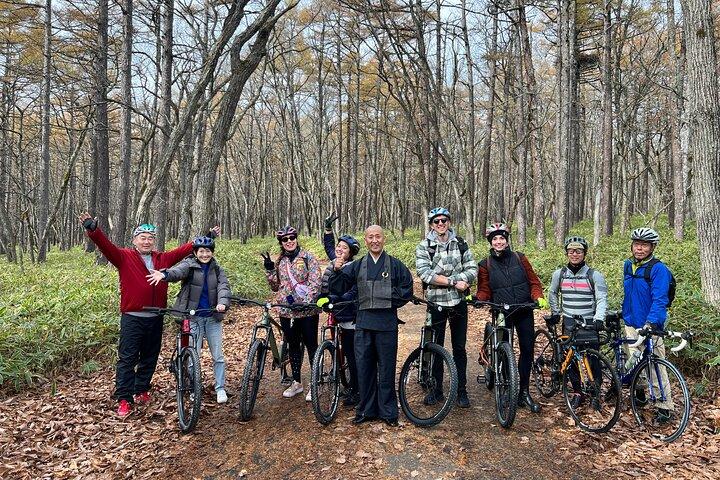 Nikko Guided Cycling Tour com um monge local