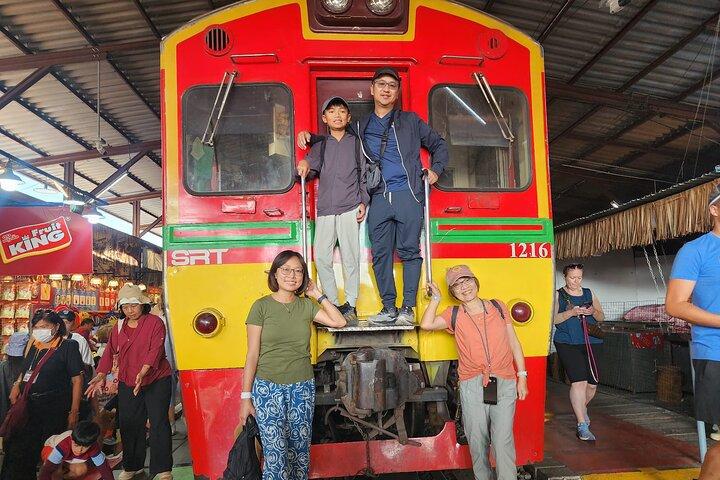 Mercato galleggiante privato e tour ferroviario di Maeklong da Bangkok