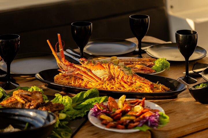 食事とオープンバー付きのサントリーニ島での半日限定双胴船クルーズ