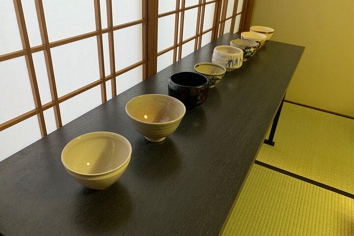 京都：150年の歴史を誇る町家にテーブルと椅子で茶道