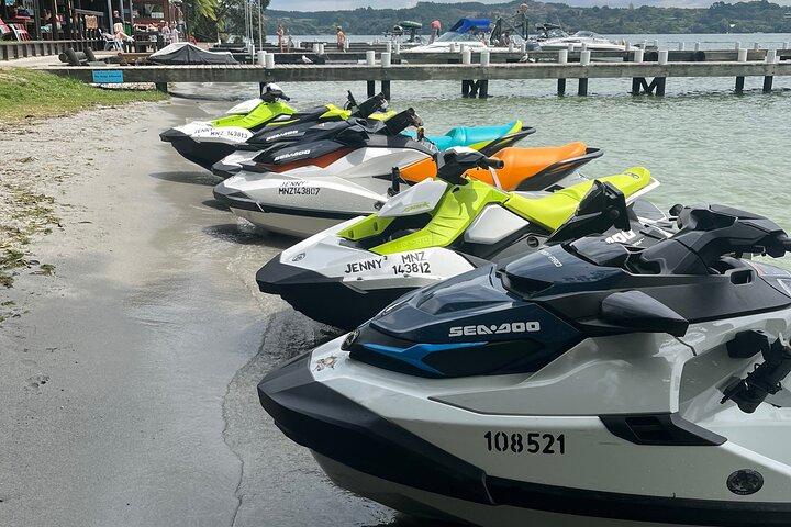 Jet-Ski aux piscines chaudes sacrées sur le lac Rotorua. (Tandem)