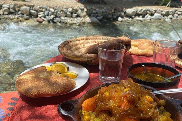 マラケシュ: アトラス山脈、オウリカ渓谷、ランチ＆ガイド付き