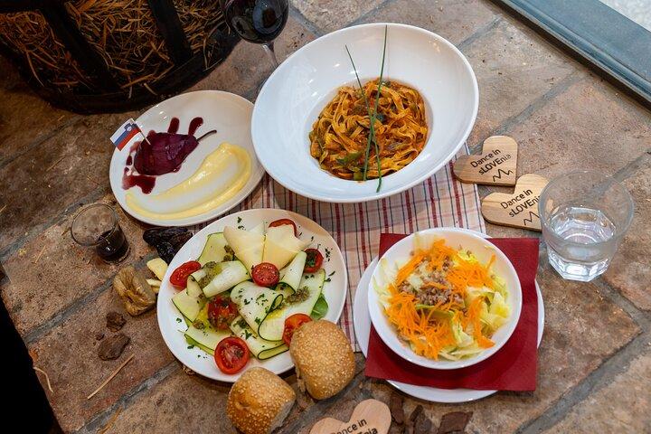 Cena e spettacolo tradizionali Sloveni.