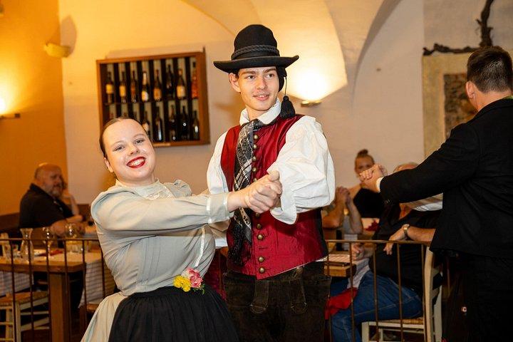 Erleben Sie ein authentisches slowenisches Dinner & Folk Show