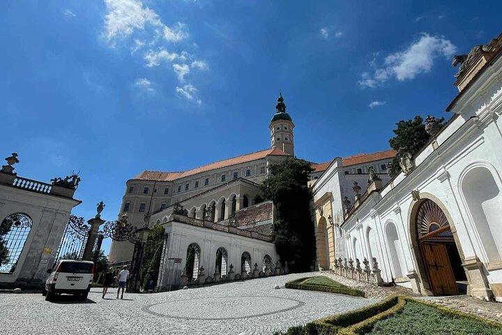 Excursion privée d'une journée de vin Lednice & Mikulov de Prague à Moravie