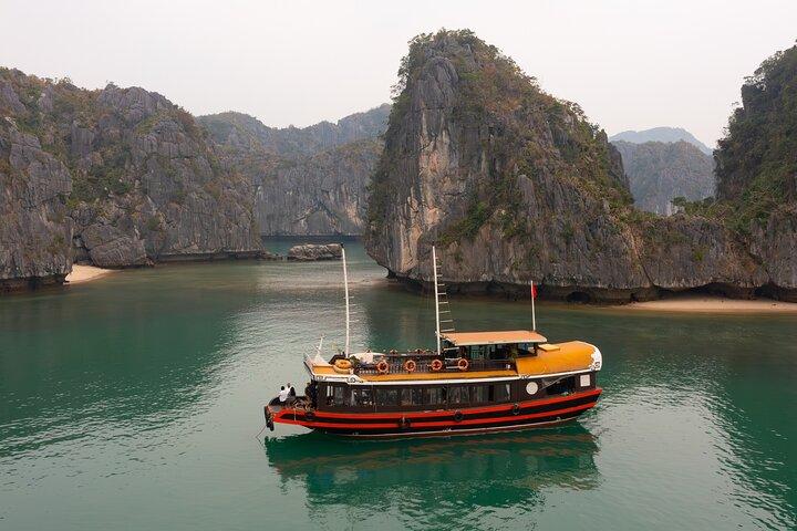 Från Hanoi/Kat Ba: Lan Ha-Ha Long Bay Heldagstur med båt