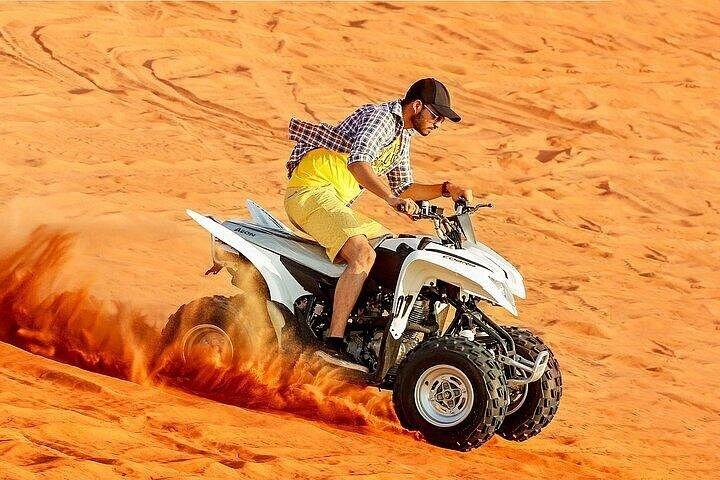 クワッドバイク付きプレミアムデザートサファリ、デューンバッシング、BBQディナー..