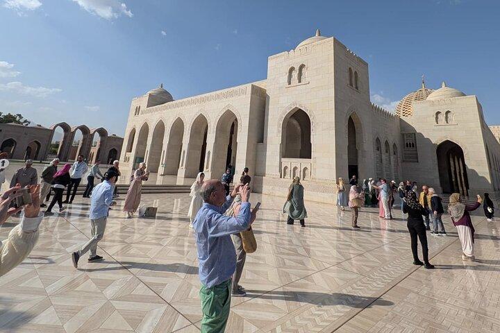 Experiência de tour privado de meio dia pela cidade de Muscat por 4 horas