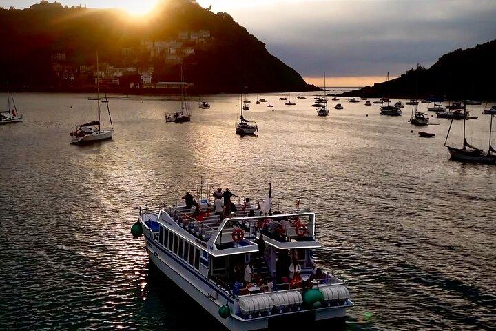 Pôr do sol em San Sebastián: O pôr do sol na hora dourada em um catamarã