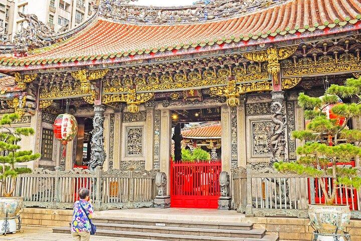 Taipei Huaxi Street Night Market & Lungshan Temple Guided Tour