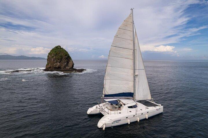 Pôr do sol em catamarã navegando no Golfo de Papagayo