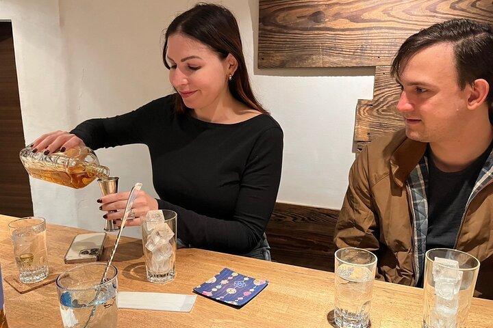 日本のウイスキーの試飲。バーでリラックスして教育