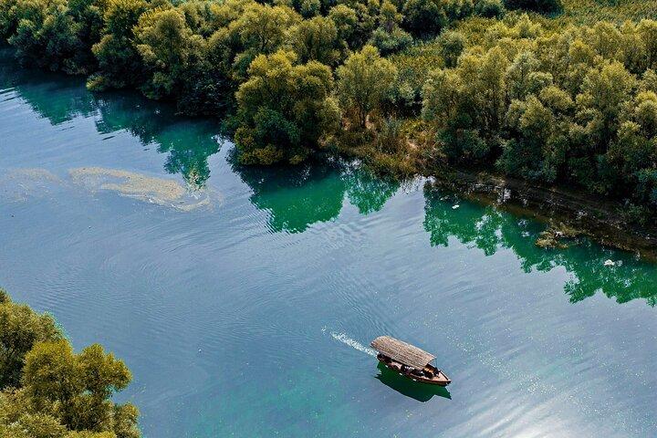 Skadar Lake Guided Boat Tour til Vranjina kloster og vinsmagning