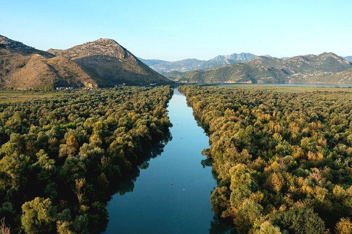 Skadar Lake Guided Boat Tour til Vranjina kloster og vinsmagning