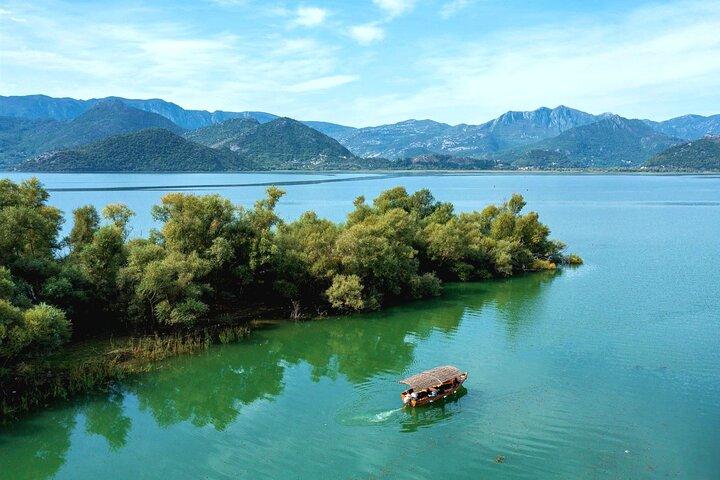 Skadar Lake Guided Boat Tour til Vranjina kloster og vinsmagning