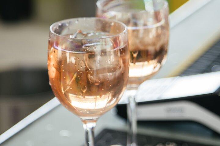 リスボンでのボートパーティー。飲み放題、音楽、ダイビング付き。