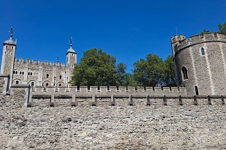 ロンドン塔から行く中世の歴史ウォーキング ツアー