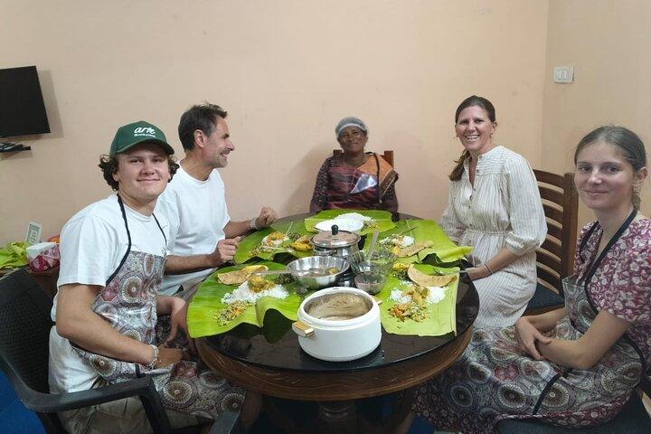 Corso di cucina tradizionale del villaggio del Kerala a Munnar
