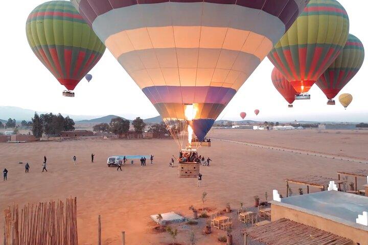 Passeio de balão de ar quente ao nascer do sol em Marrakech com café da manhã incluso.